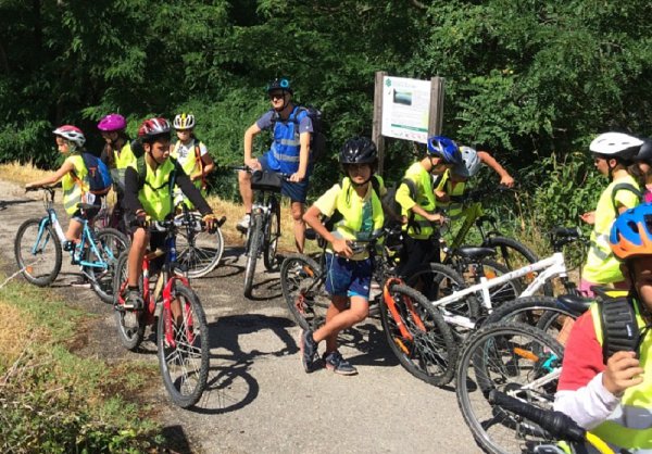 Enfants à vélo le long du Rhône.